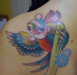 tatu-v-old-skul-na-pleche