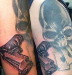 pistolet-i-cherep-s-kartami