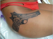 pistolet-tatu-na-bedre