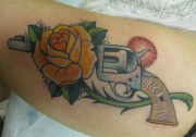 tatu-pistolet-i-roza