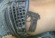 tatu-pistolet-na-boku
