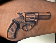 tatu-pistolet-na-ruke