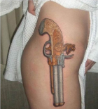 tatuirovka-pistolet-na-boku