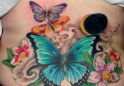 tatuagem-borboletas-e-flores-coloridas
