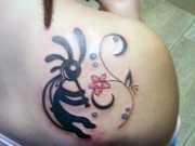 tatu-kokopelli-na-lopatke