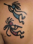 tatu-kokopelli-na-lopatke_0