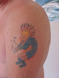 tatu-kokopelli-na-pleche