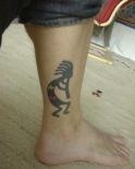 tatuirovka-kokopelli-na-noge