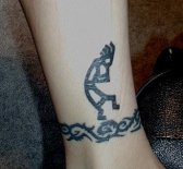 tatuirovka-kokopelli-na-shhikolotke