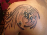 pchela-tatu-plecho