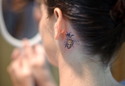 tatu-pchela-za-uhom_0