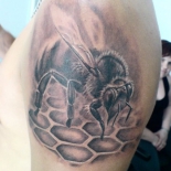 tatu-pchelyi-na-ruke