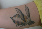 tatu-pchelyi-na-ruke_0